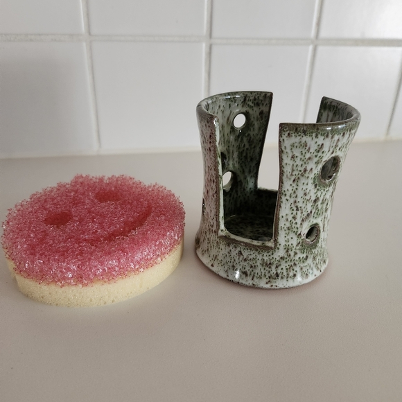 Frog Dish and a scrub daddy Ceramic kitchen sponge holder - Picture 4 of 6
